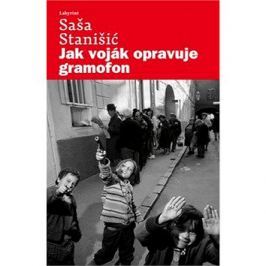 Jak voják opravuje gramofon